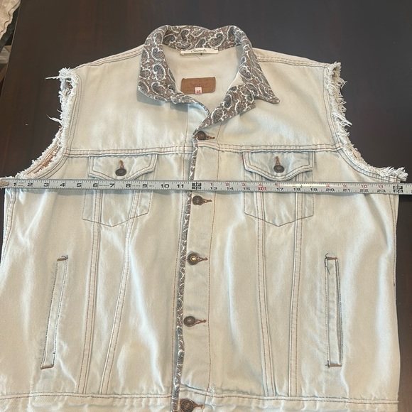 Levi’s Trucker Upcycled Lightwash Denim Vest Red Paisley Bandana Print Unisex - Picture 9 of 17